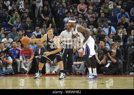 Brook Lopez von Brooklyn Nets, Links, Herausforderungen DeMarcus Cousins von Sacramento Kings während eines NBA-Ausstellung Spiel in Shanghai, China, 12. Oktober 2014. Stockfoto