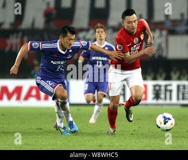 Gao Lin China Guangzhou Evergrande, rechts, Herausforderungen Seitaro Tomisawa Japans der Yokohama F. Marinos während ihrer Gruppe G 6. Runde des A Stockfoto