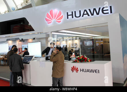 ---- Leute besuchen den Stand der Huawei während einer Ausstellung in Peking, China, 12. November 2011. Telekommunikationsgeräte großen Huawei Technolo Stockfoto