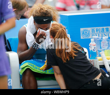 Serena Williams aus den Vereinigten Staaten reagiert während der Behandlung, wie sie gegen Alize Cornet Frankreichs während singles zweite bei den Frauen konkurriert Stockfoto