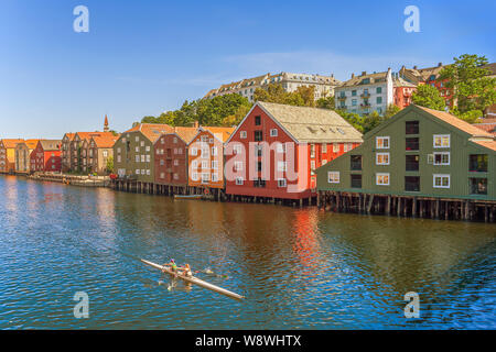 Doppel scull Boot am Fluss Nidelva. Blick von der Altstadt Brücke. Trondheim. Trondelag County. Norwegen Stockfoto