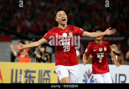Gao Lin China Guangzhou Evergrande feiert nach dem Scoring ein Ziel gegen Südkoreas Jeonbuk Hyundai Motors während ihrer Gruppe G Match der A Stockfoto