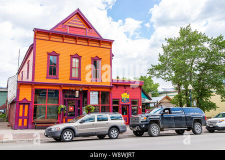 Crested Butte, USA - Juni 21, 2019: Colorado bunte Dorf store Einkaufen in der Innenstadt im Sommer mit dem Auto auf der Straße Stockfoto