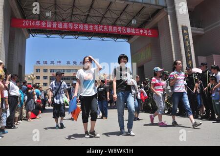 ---- Schüler verlassen den Campus nach Abschluss der Nationalen Hochschulaufnahmeprüfung (gaokao) an der Liaocheng Nr. 3 High School in Liaocheng City, Stockfoto