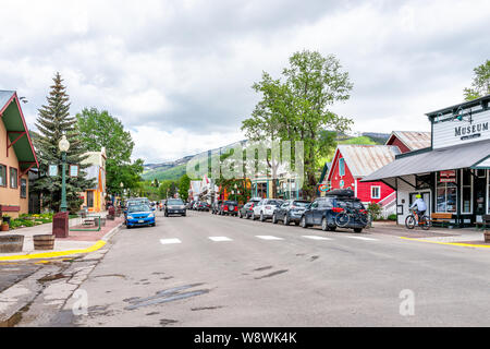 Crested Butte, USA - Juni 21, 2019: Colorado bunte Dorf stores Shopping in der Innenstadt im Sommer mit Vintage Berg Architektur und Autos auf der Straße Stockfoto