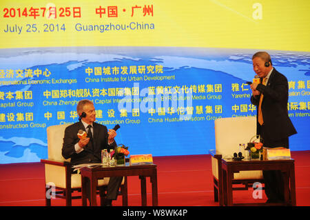 Der ehemalige britische Premierminister Tony Blair, Links, und Yan Jiehe, Gründer und Chairman von Pacific Bau Gruppe, die 4. in Guang Hua Tuo CEO Forum teilnehmen Stockfoto