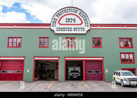 Crested Butte, USA - Juni 21, 2019: Colorado Dorf Innenstadt im Sommer mit Fire Protection District Gebäude garage und Lkw Stockfoto