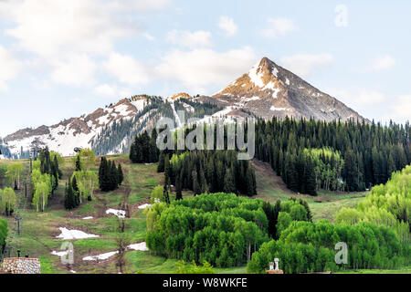 Mount Crested Butte Colorado Peak im Sommer mit Blick auf die farbenfrohen Sonnenaufgang von Snodgrass trail Mountain Stockfoto