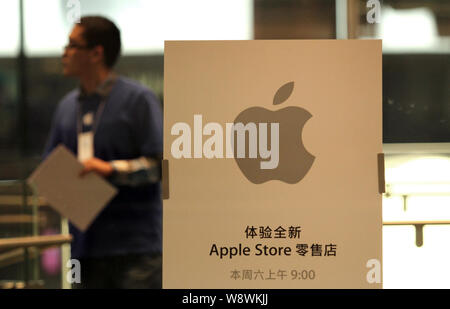 ---- Ein Mitarbeiter ist im Apple Store auf der Einkaufsstraße Wangfujing in Peking, China, 18. Oktober 2012. Investoren sind besorgt über die Stockfoto