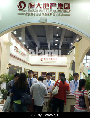 ---- Chinese Eigenheimkäufer besuchen Sie den Stand von Evergrande Immobilien Gruppe während eines Immobilien Messe in Guangzhou City, South China Guangdong provinc Stockfoto
