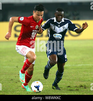 Gao Lin China Guangzhou Evergrande, Links, Herausforderungen Adama Traore Australias Melbourne Victory während ihrer Gruppe G Spiel der AFC Champions Stockfoto