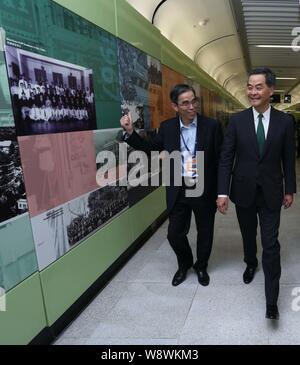 Hong Kong Chief Executive Leung Chun-ying, rechts, besucht die HKU (Hong Kong University) Station auf die Ausdehnung des im MTR West Island Line in Hong Kon Stockfoto