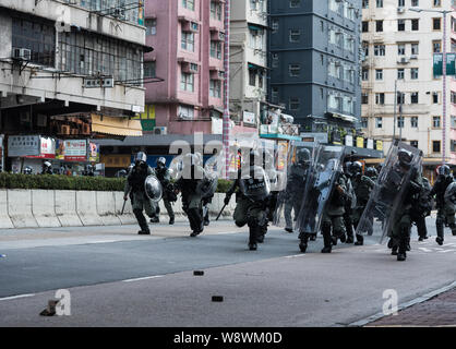 Hongkong, China. 11 Aug, 2019. Die Bereitschaftspolizei kostenlos bei Demonstranten während einer Demonstration gegen die Regierung. Hunderte von Demonstranten antigovernment weiterhin auf die Straße, um den Rückzug der Auslieferung Rechnung, jetzt nur eines von vier anderen grossen Anfragen entgegen zu nehmen. Die Demonstranten setzten ihre Methode von Barrieren, während die Polizei mit Tränengas barraged. Ein Polizei kostenlos beendete schließlich die Verhaftungen von Demonstranten. Credit: SOPA Images Limited/Alamy leben Nachrichten Stockfoto