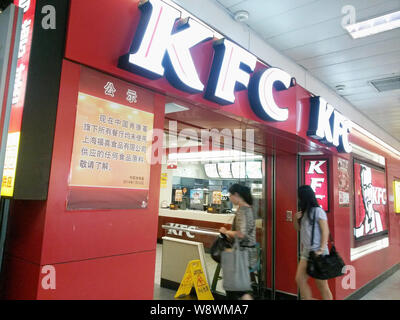 ------ Kunden geben Sie einen KFC Fastfood Restaurant von Yum Brands in Shanghai, China, 25. September 2014. Yum Brands Inc., Betreiber von KFC und anderen Re Stockfoto