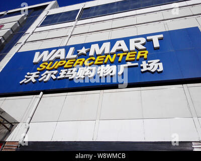 ---- Blick auf ein supercenter von Walmart in Qiqihar City, im Nordosten der chinesischen Provinz Heilongjiang, 16. November 2014. Retailing giant Wal-Mart Sto Stockfoto