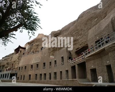 ---- Blick auf die Mogao Grotten oder Mogao Grotten in Dunhuang Stadt im Nordwesten der chinesischen Provinz Gansu, 18. September 2012. Sie dürfen nicht das erreicht haben, Stockfoto