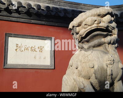 Ansicht eines steinernen Löwen vor dem Tor der Mukden Palace, auch als die Shenyang Imperial Palace, in Shenyang City bekannt, im Nordosten Chinas Liaonin Stockfoto