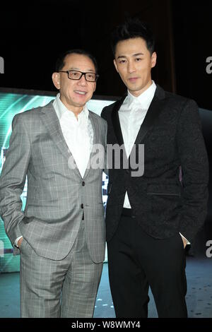 Hong Kong Schauspieler Raymond Lam, Recht, Haltungen mit Albert Yeung, Vorsitzender des Kaisers Gruppe, während einer Pressekonferenz für seinen Eintritt Kaiser Unterhaltung Stockfoto