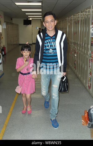 Hong Kong Schauspieler Lawrence Ng Kai-Wah und seine Tochter für ein Licht ankommen - bis Zeremonie für den 48. Jahrestag der TVB in Hongkong, China, 20. Oktober 20. Stockfoto