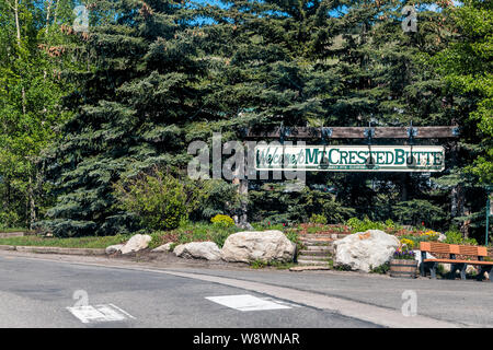 Mount Crested Butte, USA - Juni 20, 2019: Colorado Dorf im Sommer mit Eingang Willkommen auf Gothic Road Stockfoto