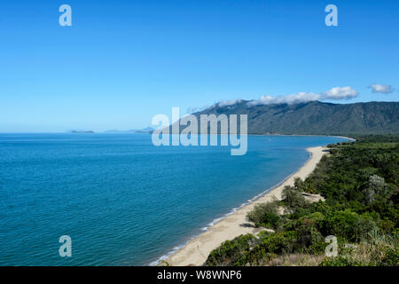 Malerischer Blick auf Trinity Bay und Four Mile Strand vom Flagstaff Hill Lookout, Port Douglas, Far North Queensland, FNQ, QLD, Australien Stockfoto