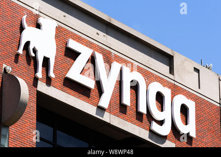 August 10, 2019 San Francisco/CA/USA - Zynga Zeichen an Ihrem Hauptsitz im Silicon Valley; Zynga Inc. ist eine US-amerikanische Social Game Entwickler, Schwerpunkt b Stockfoto