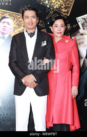 Hong Kong Schauspieler Chow Yun-fat, Links, und seine Frau Jasmin Tan pose mit einer Premiere für Chows neuer Film, von Vegas nach Macau, auch als der Mann aus M bekannt Stockfoto
