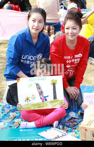 Chinesischen Olympischen tauchen Meister Guo Jingjing, Links, und Judy Chen, rechts, Vorsitzende des Ausschusses für Hong Kong Der Childrens Fund der Vereinten Nationen (UNI Stockfoto