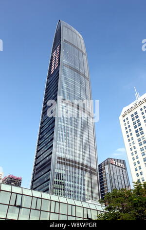 ---- Blick auf die KK100 (Kingkey 100) Tower, wo das St. Regis Hotel in Shenzhen von 75 zu 100 Stockwerke in Shenzhen City, South China befindet. Stockfoto