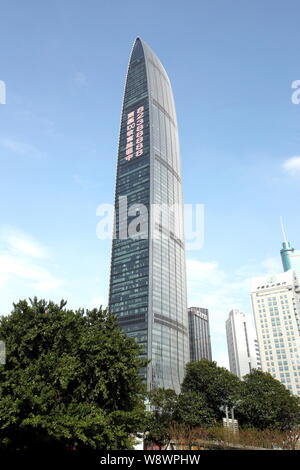 ---- Blick auf die KK100 (Kingkey 100) Tower, wo das St. Regis Hotel in Shenzhen von 75 zu 100 Stockwerke in Shenzhen City, South China befindet. Stockfoto