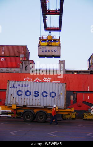 ------ Kran Fahrzeug entlädt einen Behälter mit Cosco aus einem Fahrzeug am Hafen in Rizhao Rizhao City, East China Provinz Shandong, 5. April 2014. Stockfoto