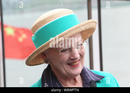 Königin Margrethe II. von Dänemark lächelt während einer Pressekonferenz auf der Terrasse des The Peninsula Shanghai Hotel in Shanghai, China, 28. April 2014. Dan Stockfoto