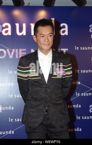 Hong Kong Schauspieler Louis Koo stellt an einer Einführungsveranstaltung für neue Kollektionen von Le Saunda in Hongkong, China, 13. November 2014. Stockfoto