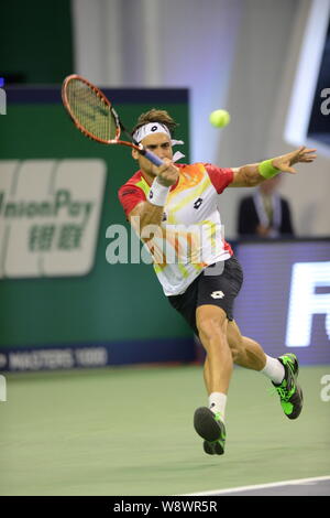 David Ferrer von Spanien bereitet einen Schuß zu Novak Djokovic aus Serbien im Viertelfinale der Männer singles während der 2014 Shanghai Rolex Ma zurückzukehren Stockfoto