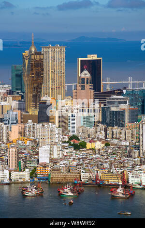 ---- Blick von Casinos, Wohnhäusern und Wohnanlagen in Macau, China, 18. Juni 2013. In der ehemaligen portugiesischen Kolonie wird von einem c bedroht Stockfoto