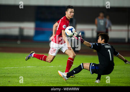 Gao Lin China Guangzhou Evergrande, Links, schießt gegen Japans Yokohama F. Marinos während ihrer Gruppe G 6. Runde der AFC Champions Leag Stockfoto