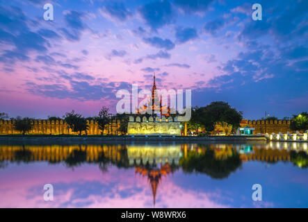 Nachtansicht von Mandalay Palace in Myanmar Stockfoto