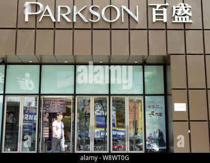 ---- Ein Fußgänger geht vorbei an einem Kaufhaus der Parkson in Hangzhou City, China, Provinz Jiangsu, 23. August 2013. Mittel- und High-end Stockfoto