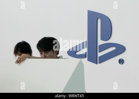 ------ Chinesische Mitarbeiter sind am Stand der PlayStation von Sony gesehen, die vor der Eröffnung des 12. China Digital Entertainment Expo, auch bekannt als Stockfoto