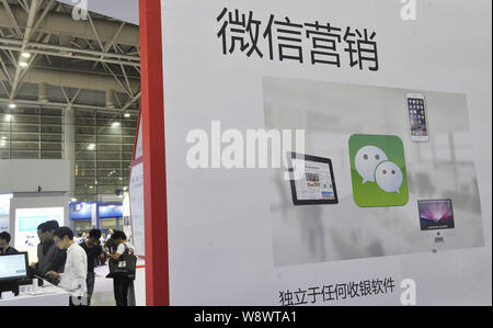 ---- Leute am Stand des Mobile Messaging App Weixin oder WeChat, Tencent während einer Ausstellung in Fuzhou City besuchen, südost China Fujian Stockfoto