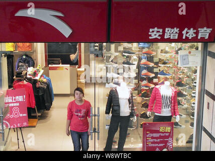 ---- Ein Mitarbeiter an einem Sportswear Store von ANTA in Changzhou Stadt gesehen, East China Jiangsu Provinz, 20. Oktober 2013. Chinesische sportswear Marke Stockfoto