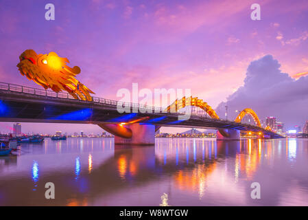 Dragon Bridge in Da Nang, Vietnam bei Nacht Stockfoto