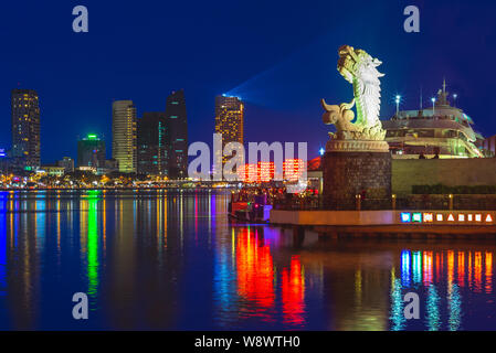 Skyline von Da Nang von Han Fluss mit Karpfen Dragon Stockfoto