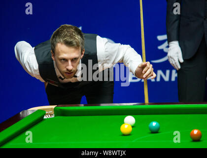 Judd Trump von England hält einen Schuß gegen Dominic Dale von Wales während der ersten Runde der 2014 World Snooker Shanghai Masters in Shan Stockfoto