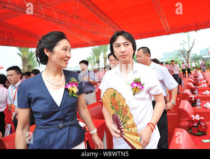 Wang Sicong, rechts, der Sohn von Wang Jianlin, Vorsitzender von Wanda Gruppe, nimmt an der Eröffnung der Huli Wanda Plaza in Xiamen City, Südosten Chinas Stockfoto