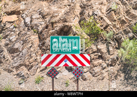 Hohe Straße nach Taos historische Straße in den Bergen mit direktionale Zeichen für Taos, Tres Ritos und Las Vegas Stockfoto