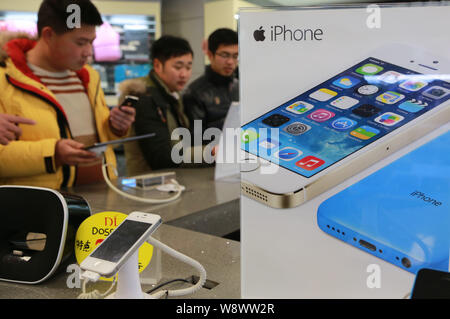 ------ Chinesische Kunden versuchen, iPhone Smartphones von Apple in einem Apple Store in Stadt Xuchang, Zentrale China Provinz Henan, 29. Dezember 2013. Ap Stockfoto