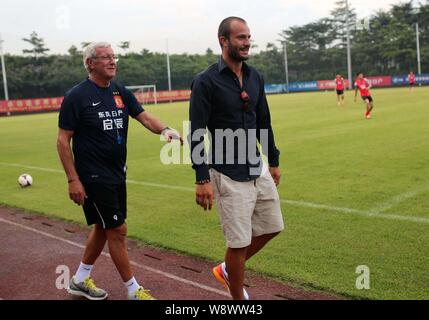 Fußballspieler Alberto Gilardino, rechts, besucht die "Ausbildung" von Guangzhou Evergrande Taobao FC mit Head Coach Marcello Lippi, Links, in Guan Stockfoto