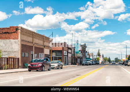 Antonito, USA - Juni 20, 2019: Highway 285 in Colorado mit alten Vintage Stadt im Stadtzentrum gelegene Gebäude und Straße Straße Stockfoto