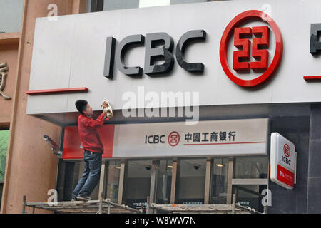 ---- Ein chinesischer Arbeiter reinigt das Namensschild an einem Zweig der ICBC (Industrielle und kommerzielle Bank von China) in Shanghai, China, 20. April 2011. Die I Stockfoto